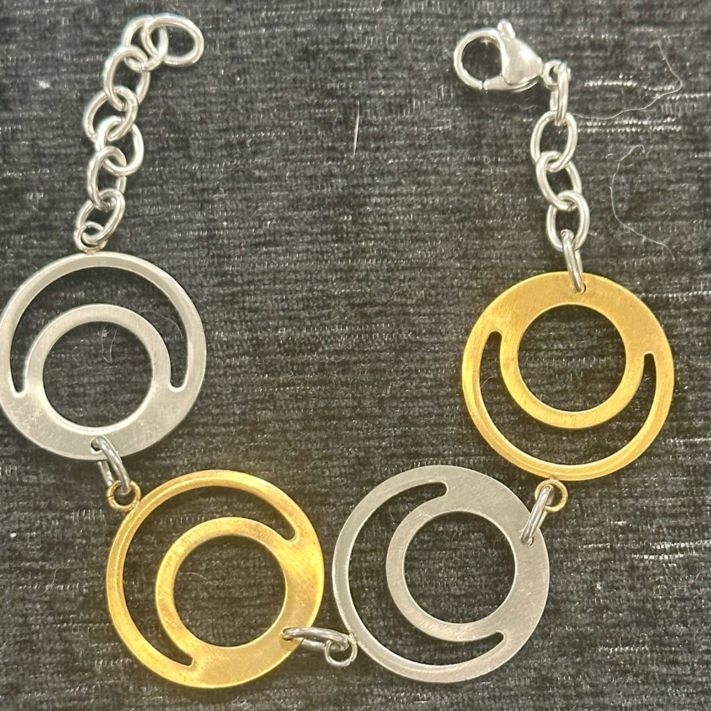 Modern Two-Tone Geometric Link Bracelet – Silver & Gold Cutout Circles